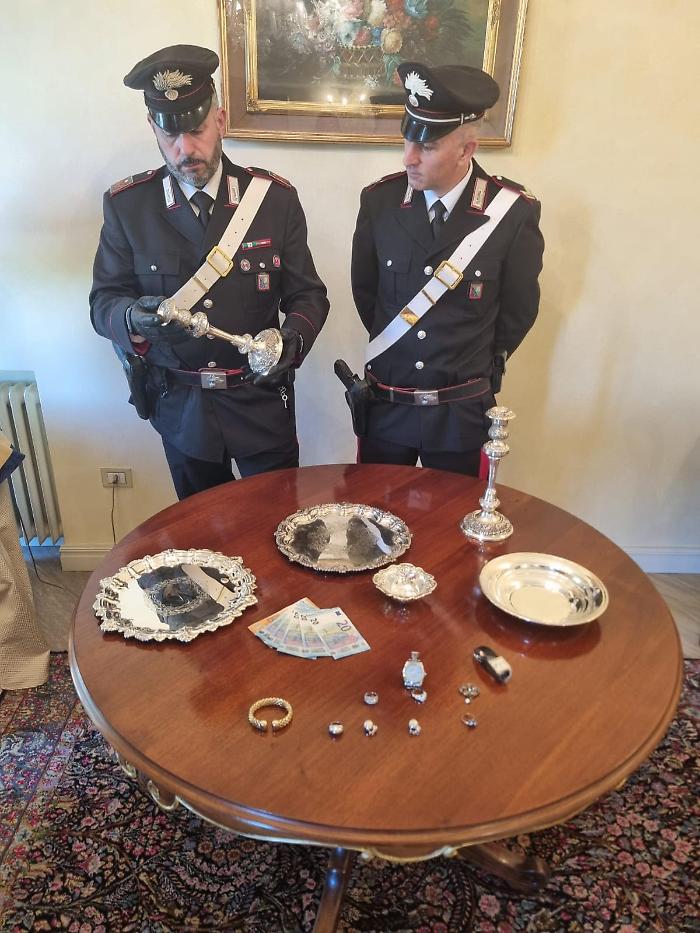 Si finge carabiniere e convince una 79enne a consegnargli 20mila euro di gioielli: arrestato 25enne 