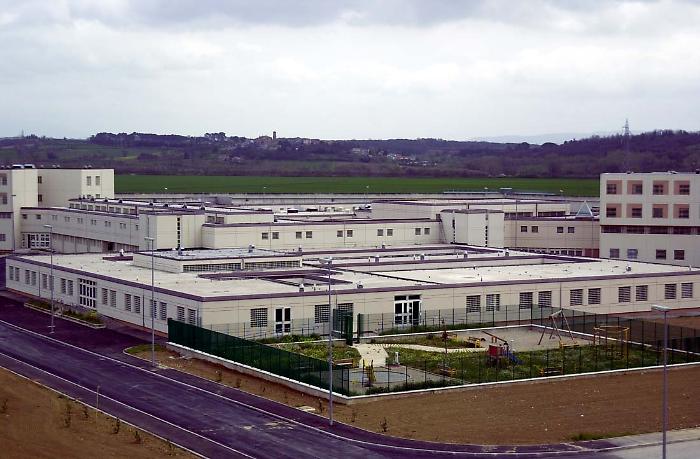 Guerriglia nel carcere di Capanne: gridano "Allah Akbar" e devastano l&rsquo;area comune. Agenti feriti e danni per 60 mila euro