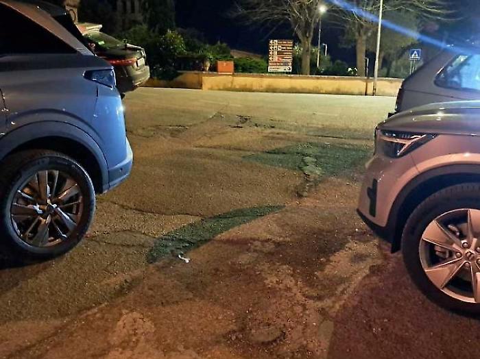 Auto in sosta selvaggia nella zona dell'Anfiteatro: residenti e turisti bloccati