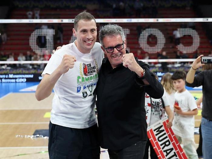 Atanasijevic sugli spalti da vero tifoso. Poi l'abbraccio con Sirci e Max Colaci