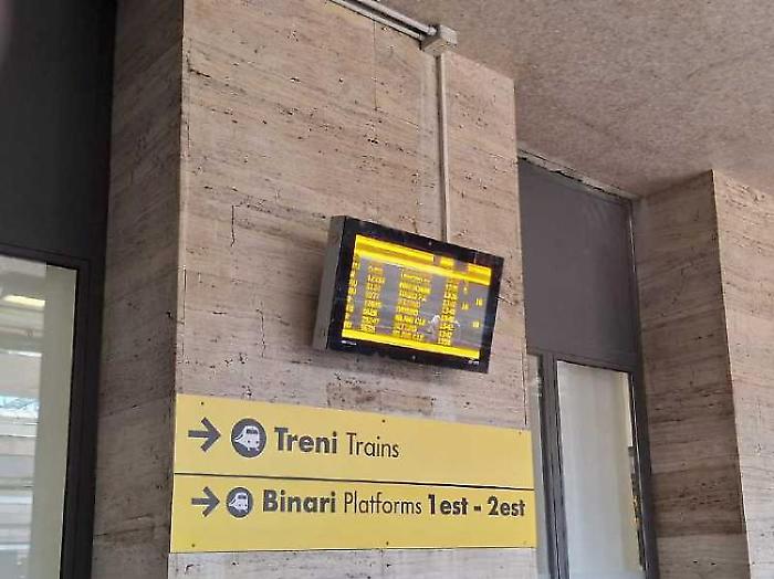 "Disagi quotidiani in treno". I pendolari diretti a Roma alle prese con ritardi cronici e deviazioni sulla linea lenta