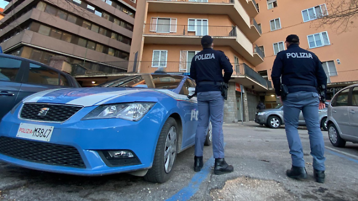 Tenta di incendiare l'auto del padre e minaccia i genitori per ottenere soldi: arrestato 45enne