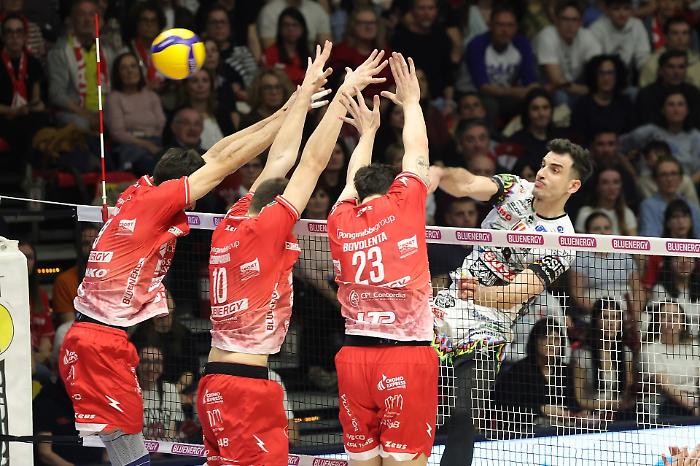 Sir Susa Scai, &egrave; buona la seconda (3-1). Vittoria a Piacenza in gara 2 , finale a un passo