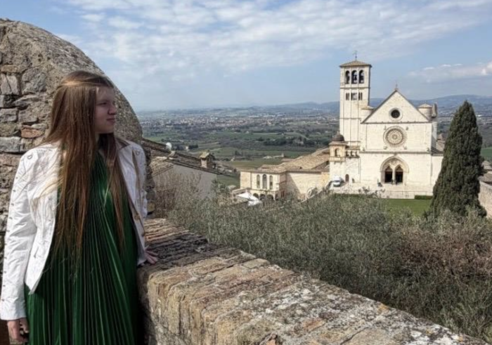 Linda Loreti debutta con la sua prima cover "Fratello Sole e Sorella Luna, Dolce Sentire" dedicata a San Francesco d'Assisi