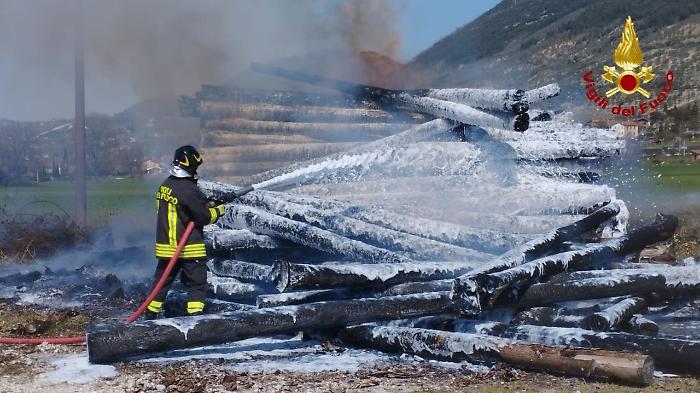 In fiamme una catasta di legna in un'azienda privata: bonificata l'area