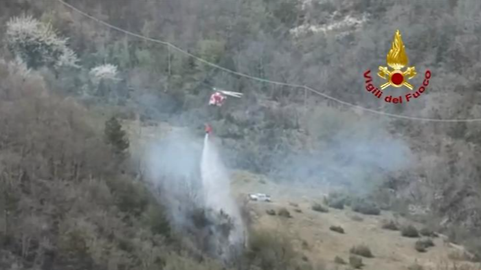 Incendio boschivo a Pietralunga: fiamme spente con elicottero