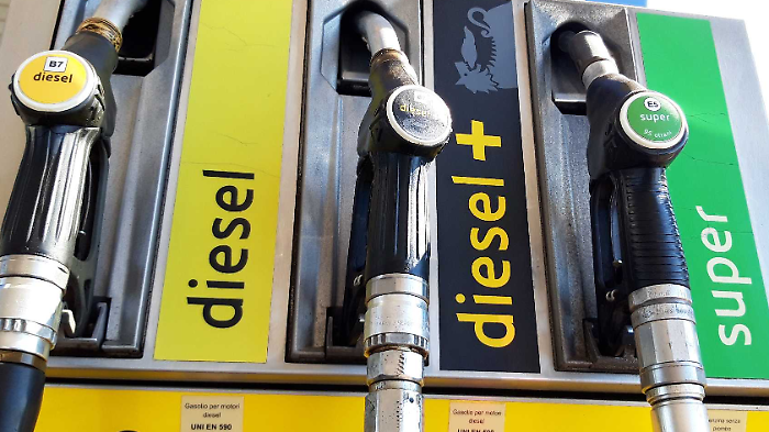 Mentre il greggio scende, i prezzi alla pompa restano alti: l'Unione consumatori denuncia speculazioni