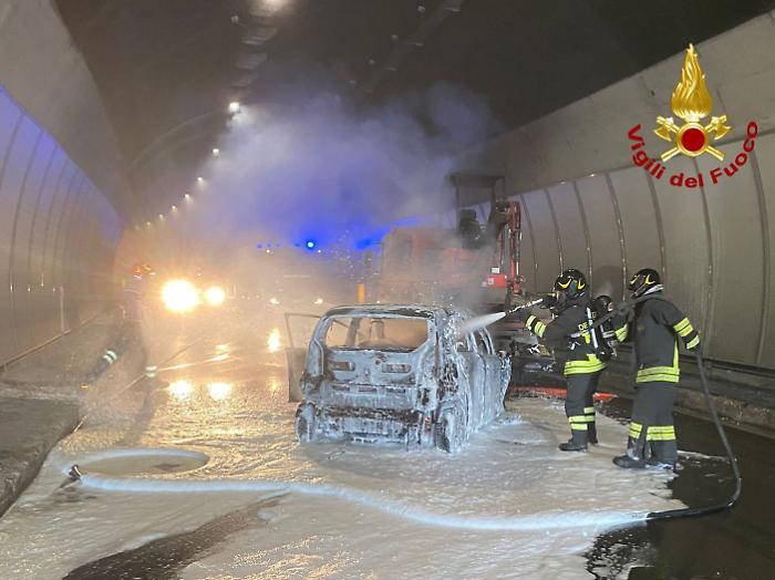 Incidente in galleria lungo la Umbro-Laziale: auto metano divorata dalle fiamme dopo lo scontro con un eurocargo