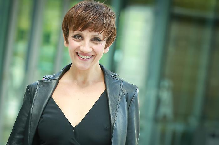 Lucia Ocone, il rapporto con la maternit&agrave; e la terapia: "Una donna che non ha figli non &egrave; egoista. Combatto la  sindrome di Wonder Woman"