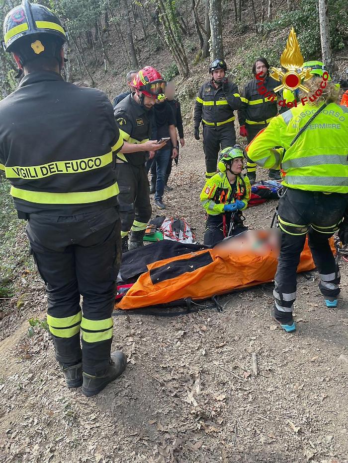 Esce di strada con il quad e finisce contro un albero: trasportato in ospedale con elisoccorso 