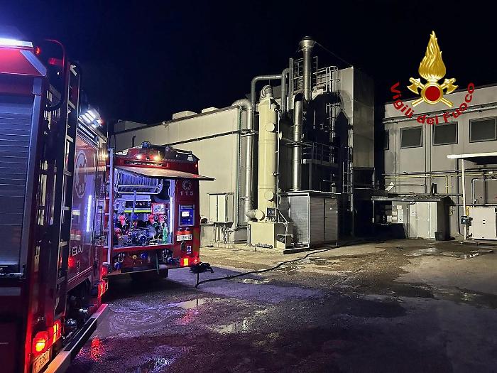 Prende fuoco il macchinario di una fabbrica: cause ancora da definire 