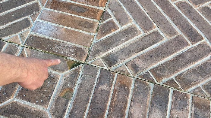 Nuove criticit&agrave; in Piazza Grande: mattoni deteriorati e macchie biancastre dovute al salnitro