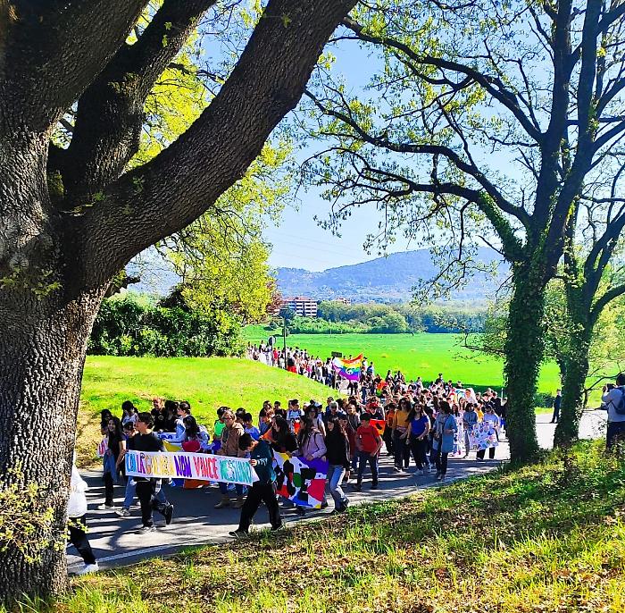 Gli studenti in marcia per la pace a San Mariano. Lezione di educazione civica e solidariet&agrave; con il Bonfigli