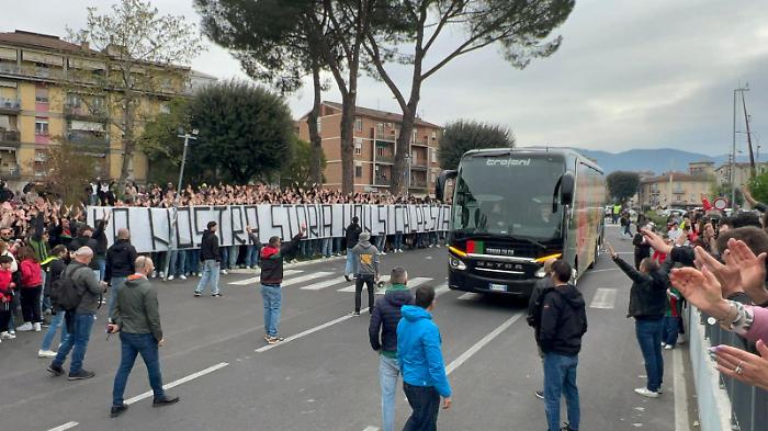 Ternana-Perugia, lo striscione dei tifosi rossoverdi all'arrivo della squadra al Liberati: "La nostra storia non si calpesta"