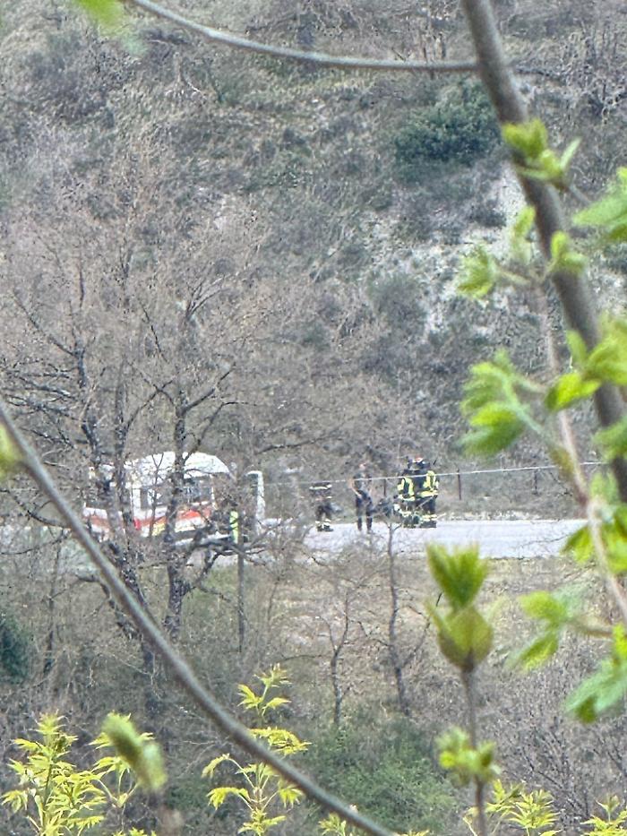 Cade dalla moto e muore: l'incidente sul vecchio tracciato della Perugia-Ancona, lutto a Gualdo Tadino