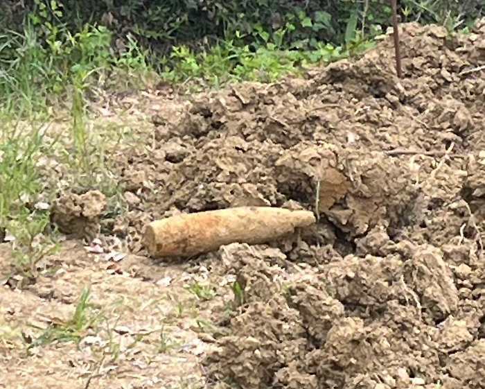 Bomba della seconda guerra mondiale spunta da un campo a Montebello