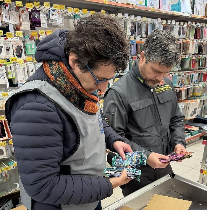 Sequestrate centinaia di prodotti nei negozi gestiti da cinesi: sigillate 800 carte Pokem&ograve;n e One Piece