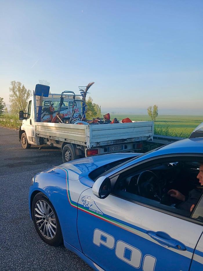 Rubano merce da 20 mila euro e scappano con un furgone aziendale: ladri in fuga