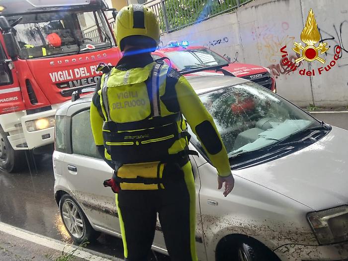 Terni, violento temporale e allagamenti: 65enne con l'auto bloccato nel sottopasso