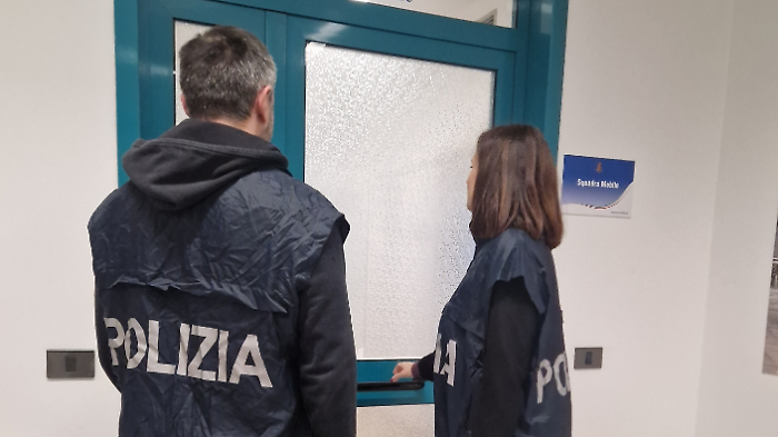 Le inviava messaggi minacciosi e intimidatori: arrestato l'ex compagno 