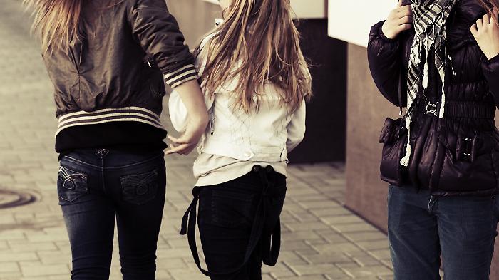 Lite tra ragazzine al centro commerciale degenerata in schiaffi e calci: denunciate tre minori 