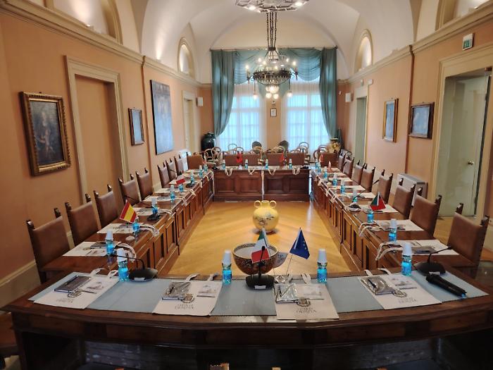 Deruta si trasforma in una galleria a cielo aperto: aprono sei mostre d'arte ceramica