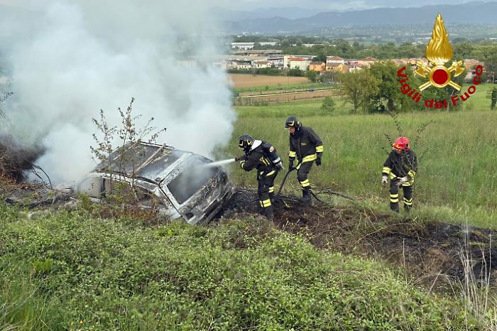 Incidente sul raccordo Orte-Terni: l'auto va in fiamme e finisce fuori strada. Interviene l'elisoccorso