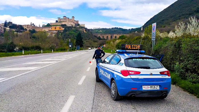 Nasconde 34 involucri di cocaina nel vano del motore dell'auto: arrestato 27enne