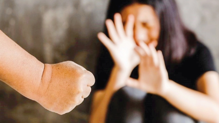 Picchia la compagna anche in gravidanza: condannato a 2 anni