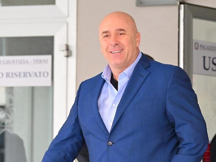 Bandecchi a processo per diffamazione sui social: assegno di 3 mila euro per chiudere la vicenda 