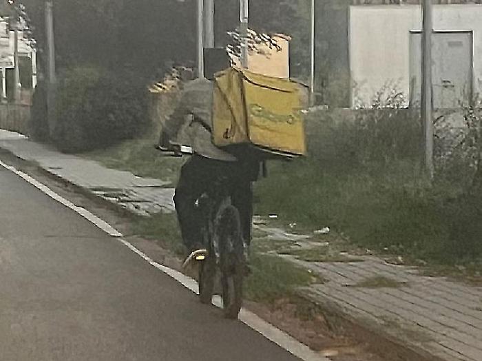 Rider minacciata durante una consegna in pieno centro: scatta la denuncia