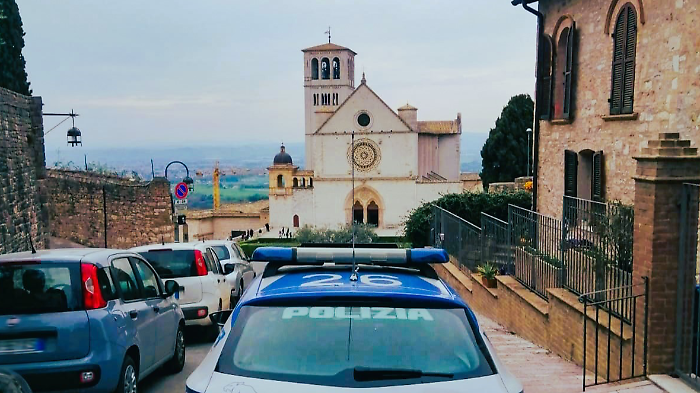 Pugni contro le porte di casa fino a danneggiarle poi ferisce un poliziotto con un calcio: arrestato 40enne