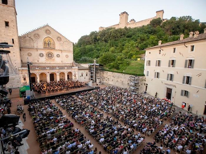 "Adotta un Artista": cercasi casa per i giovani talenti