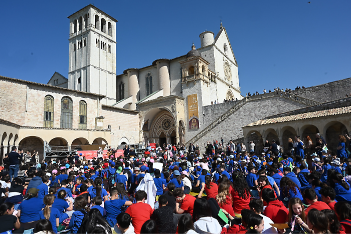 Migliaia di studenti riuniti per la pace: oltre duemila alunni al Meeting Nazionale Sui passi di Francesco