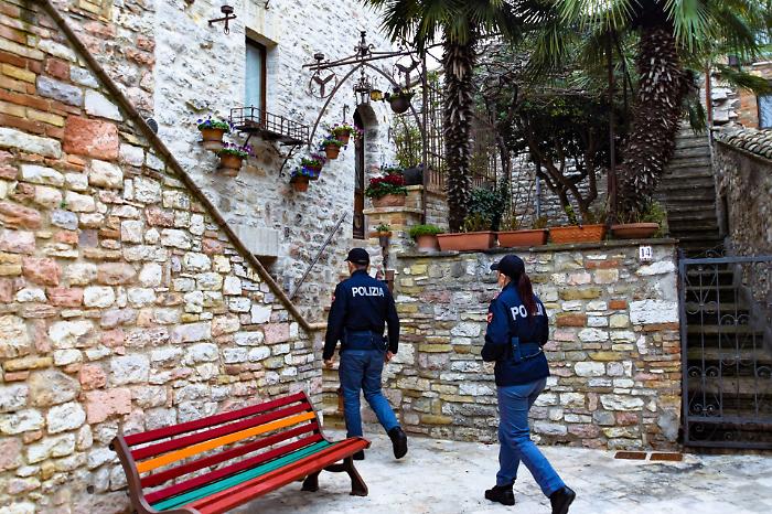 Si presenta a casa della moglie nonostante il divieto di avvicinamento: arrestato 44enne