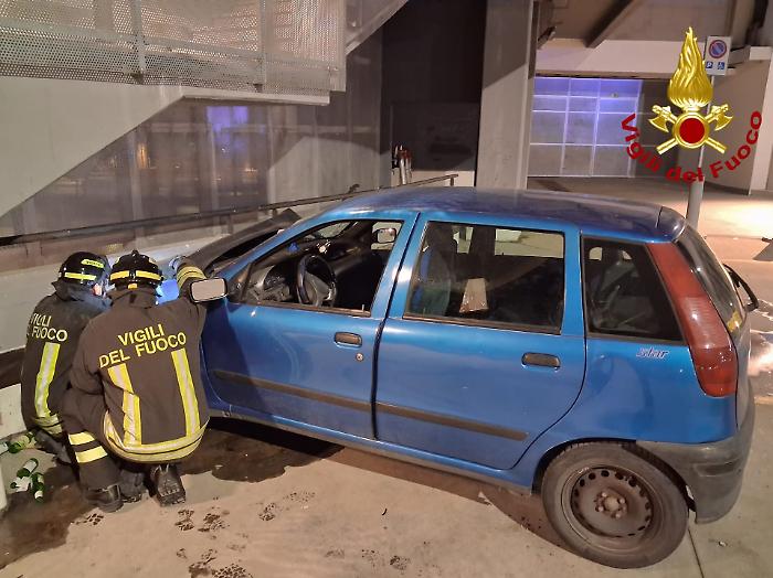Terni, auto alimentata a gpl con a bordo tre ragazzi si schianta contro un muretto del parcheggio