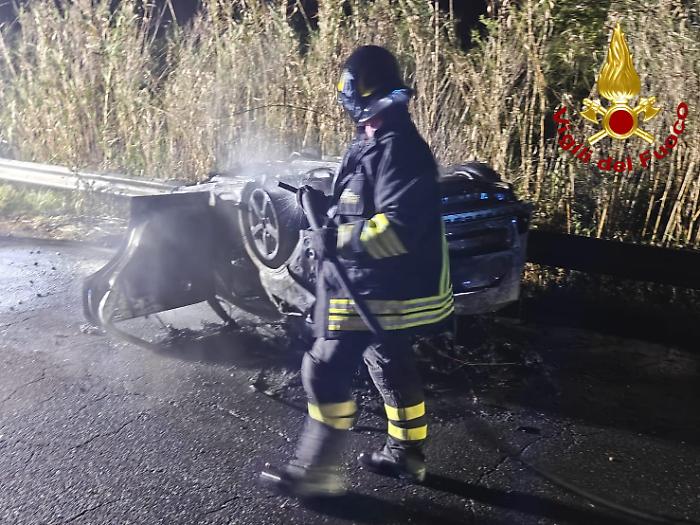 Amelia, sbanda contro la roccia e l'auto prende fuoco: 30enne sotto shock 