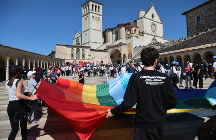 Assisi marcia con il Papa, migliaia di studenti in cammino contro la guerra. Lotti: &ldquo;L'Umbria un cantiere di pace&rdquo;