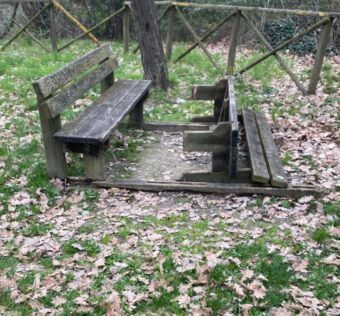 Staccionate rotte e arredi abbandonati al percorso verde