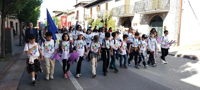 Studenti in marcia per la pace ad Assisi. E intanto il sindaco propone di creare un gruppo di "ambasciatori" che camminino insieme sui passi di San Francesco