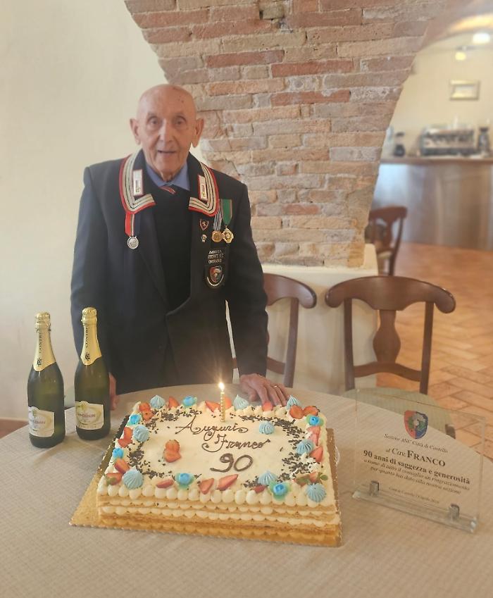 Citt&agrave; di Castello, nessun regalo ma beneficenza per gli orfani dei carabinieri: il bel gesto del maresciallo Franco Masini alla festa dei suoi 90 anni 