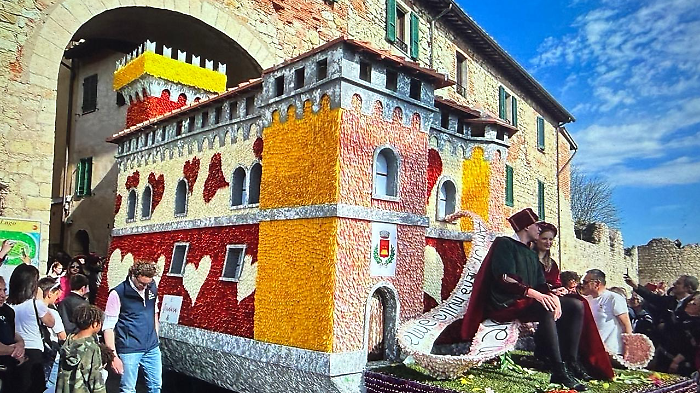 C&rsquo;&egrave; la prima notte del tulipano: la primavera tra carri di petali e novit&agrave;