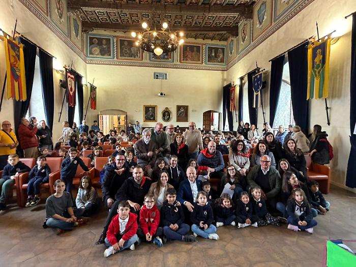 Assisi, studenti ambasciatori delle tradizioni. L'Ente Calendimaggio consegna il premio in memoria di Carlo Lampone: "Figura fondamentale per la Festa"