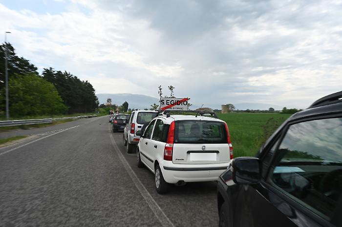 Caos parcheggi selvaggi all'aeroporto, auto lasciate lungo la strada
