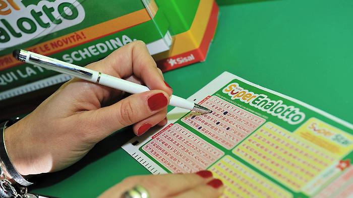Superenalotto, ecco i numeri pi&ugrave; fortunati: tutte le abitudini degli italiani e il "mistero" della sestina 1-2-3-4-5-6 