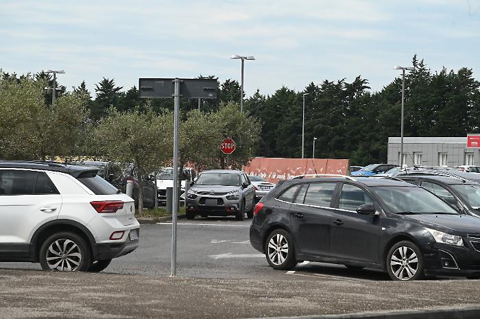 Non solo caos parcheggi all'aeroporto: segnaletica e viabilit&agrave; da rifare, ancora niente treno