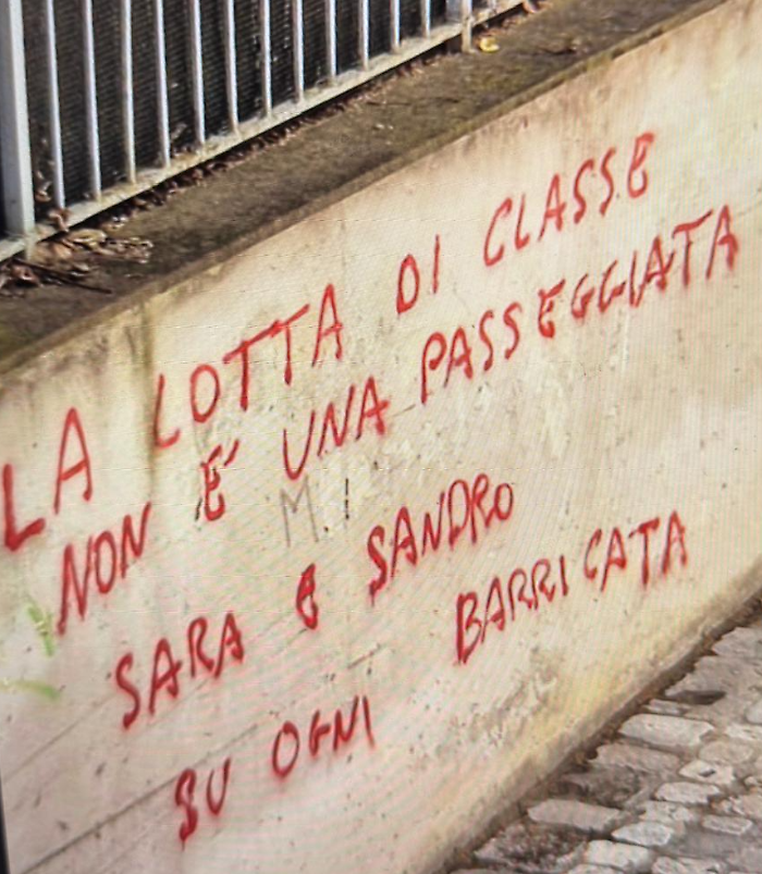 Spunta scritta tra via Mentana e via Bolletta per i due  anarchici morti nell'esplosione a Roma 