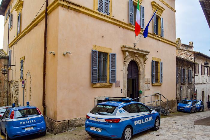 Si barricano in una stanza per chiamare la polizia: arrestata una 28enne che minacciava i familiari di morte