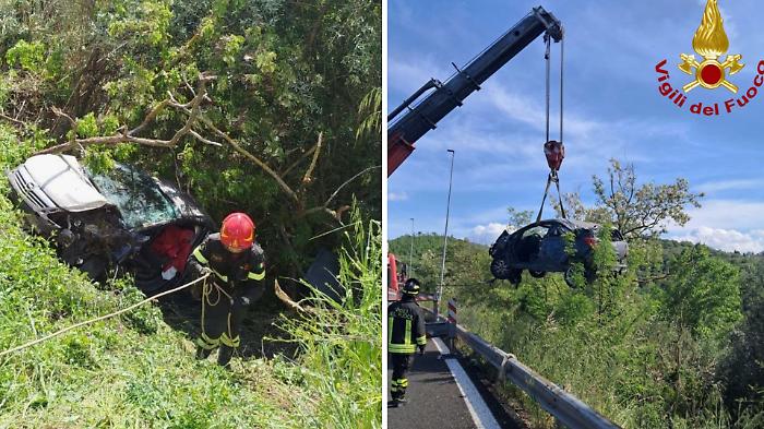 Auto esce di strada a Torricella e finisce in una scarpata: due feriti
