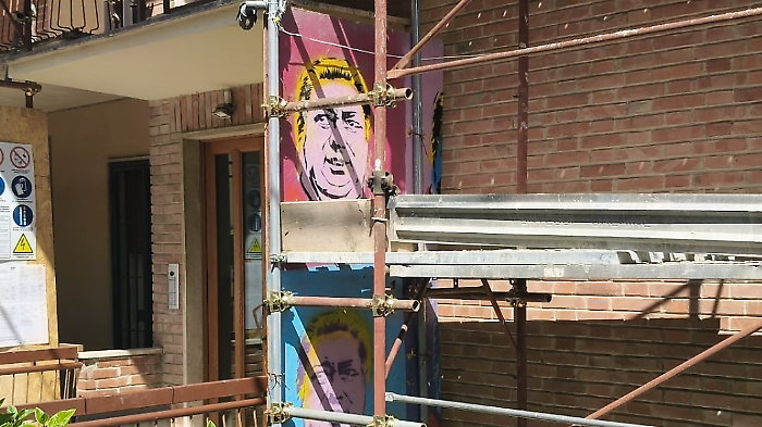 Impalcatura con sorpresa a Perugia: spuntano due ritratti pop di Gaucci